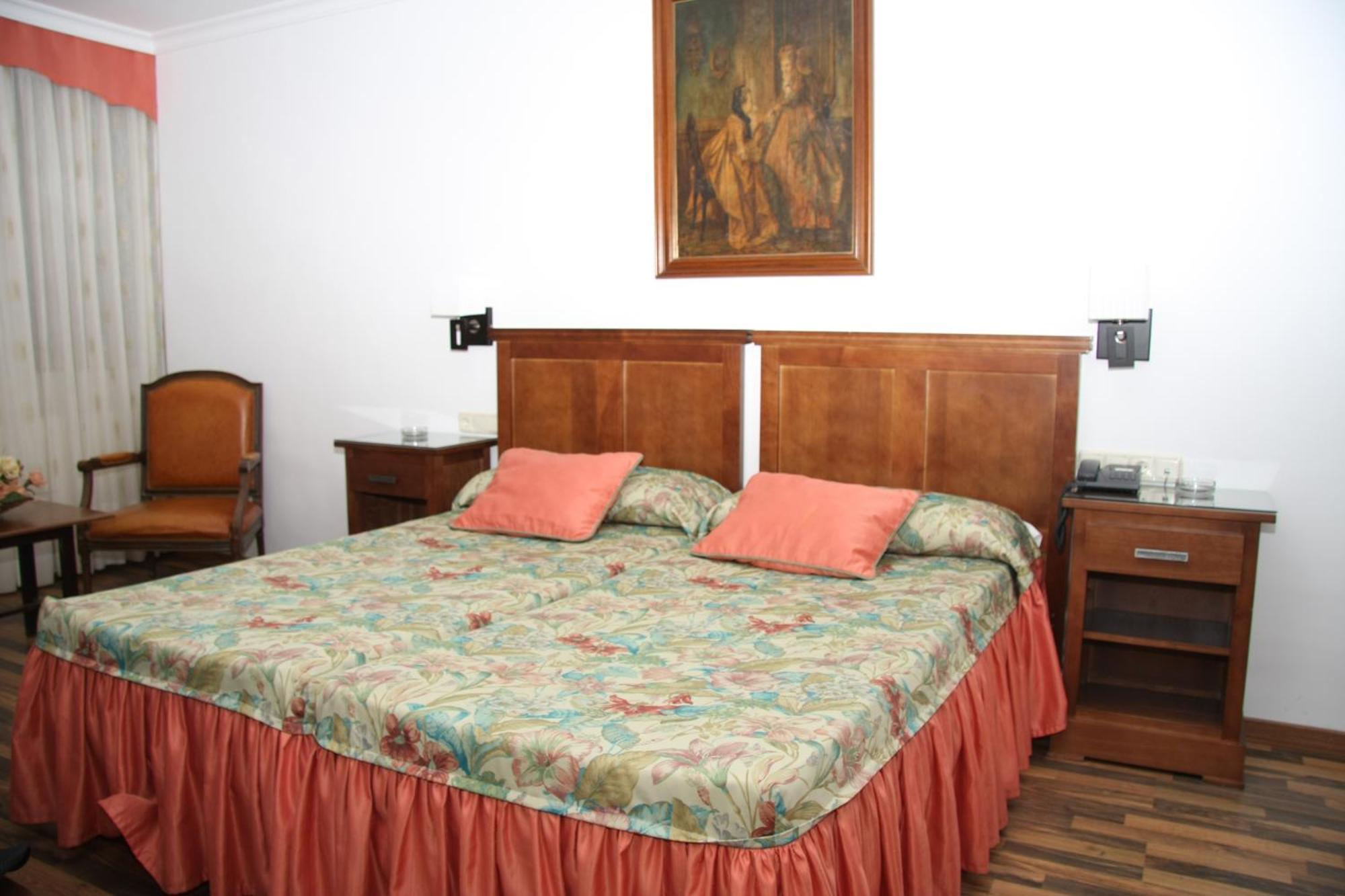 Hotel Mulhacen グアディクス 部屋 写真